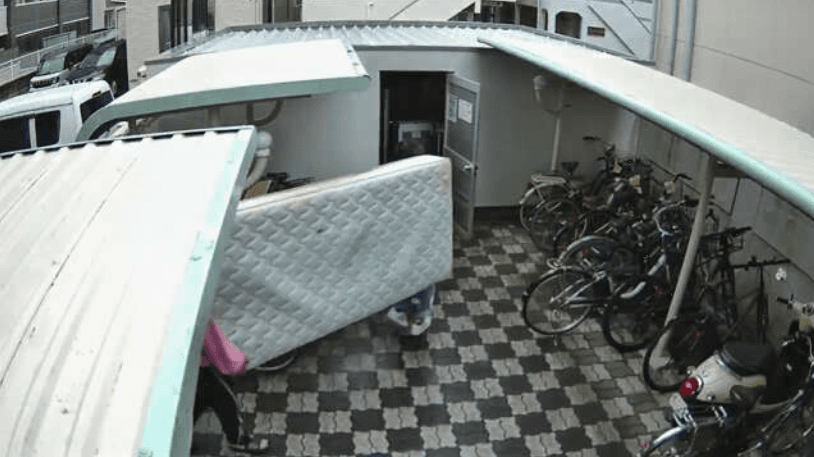 福岡県福岡市南区の賃貸マンションで共用部へのマットレスの持ち込みを確認した監視映像
